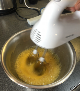 mélange batteur oeuf et sucre