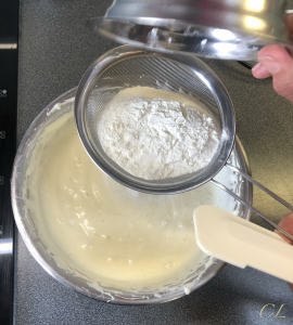 ajout farine tamisée