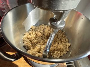 préparation de la pâte à biscuits baci di dama dans le robot