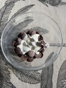 Chocolat en pastilles avec de la crème